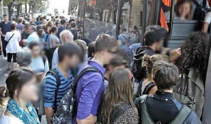 Trasporti inefficienti: le famiglie affittano un bus per gli studenti