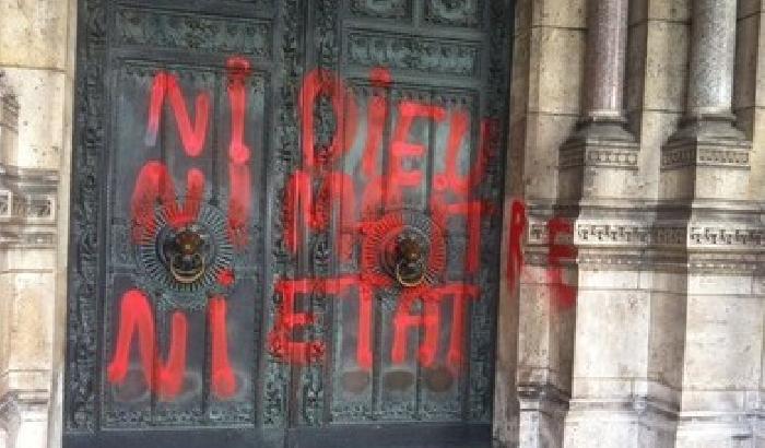 00DA37-NEWS_111239 Vandali a Parigi: scritte atee sulla basilica del Sacro Cuore