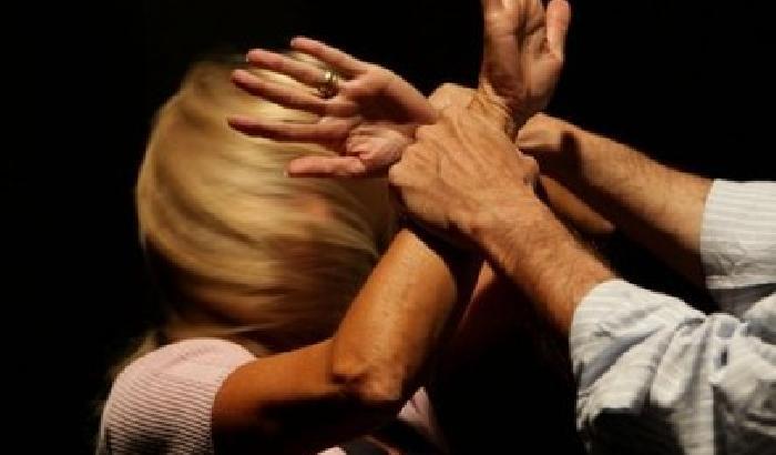 Colpisce la moglie col tablet per gelosia: arrestato