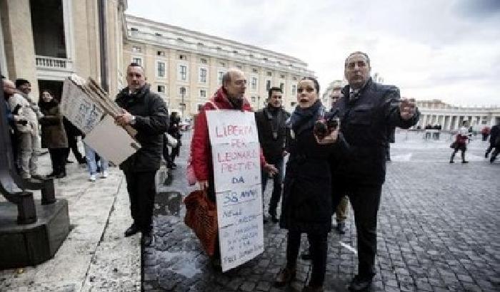 00DB72-NEWS_111993 Contestazione contro Obama in Vaticano: uomo bloccato dagli agenti