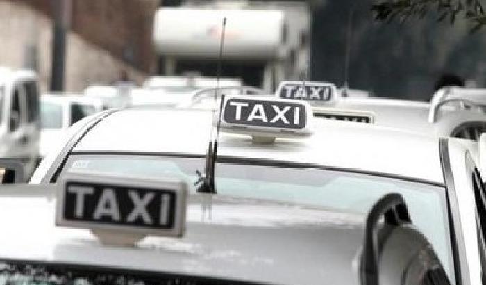 00DBC8-NEWS_112178 Arrestato un tassista abusivo: violentò una cliente