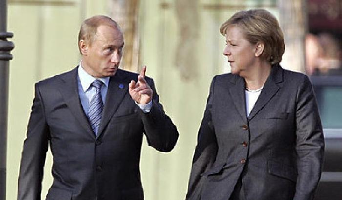 Putin telefona alla Merkel: garantiremo gli interessi dell'Ucraina