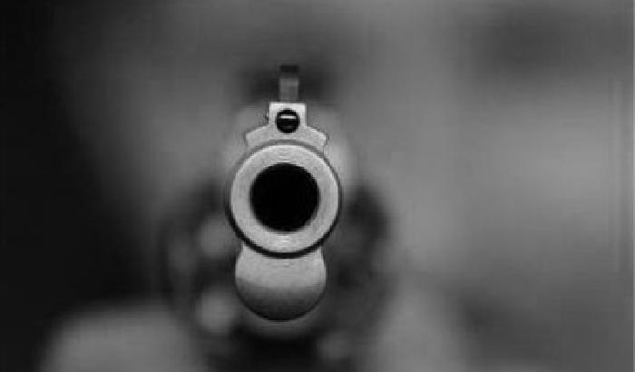 Uccide la sorella di 11 con una pistola, ma ha solo 2 anni