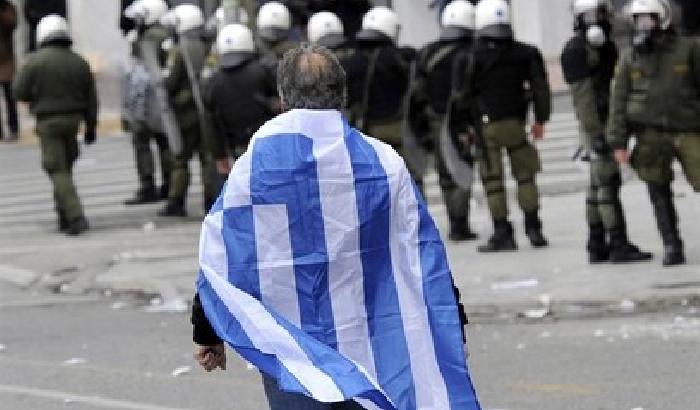Grecia, la polizia obbedisce ad Alba dorata