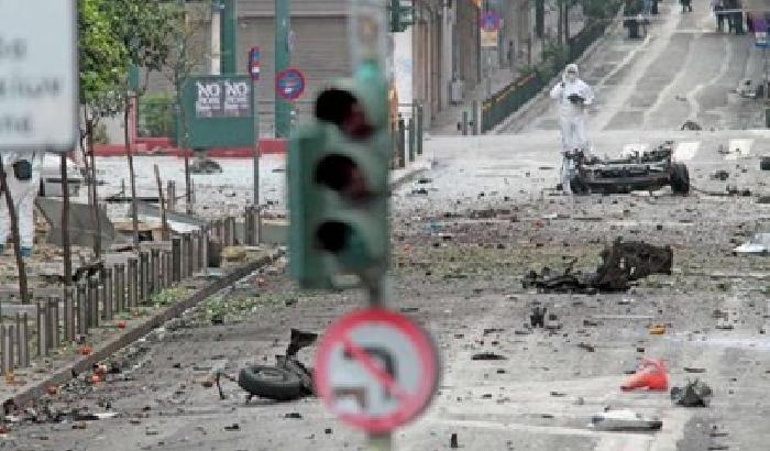 Esplode un'autobomba, paura ad Atene