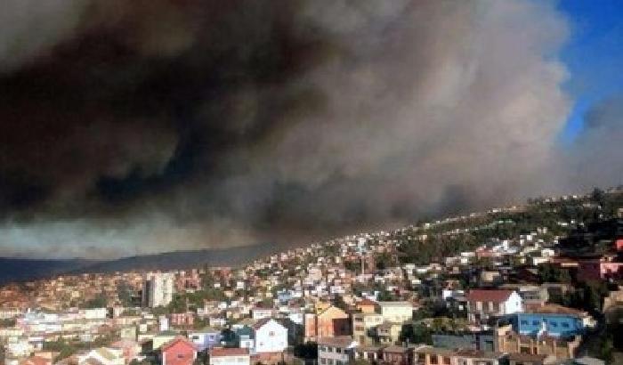 Devastante rogo in Cile: 11 morti e 3mila persone evacuate