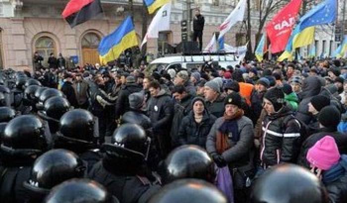 Kiev lancia l'operazione antiterrorismo a Donetsk