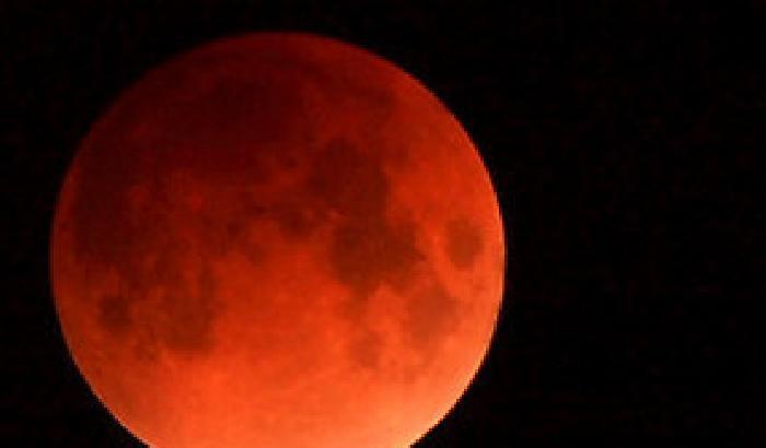 La Luna si colora di rosso