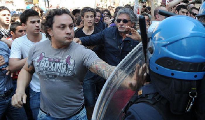 La polizia ci ricasca: manganellate al manifestante a terra