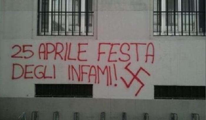 Svastiche sul monumento alla Resistenza