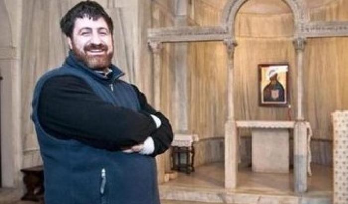 Posta foto con grembiule di Mussolini,  prete sotto accusa