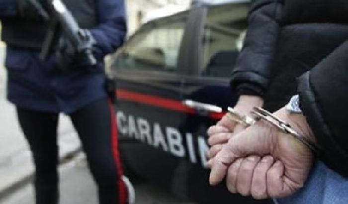 Botte e sigaretta spenta sul corpo della fidanzata: arrestato uno stalker