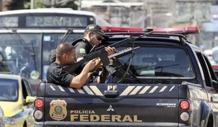 Paura a Rio: sparatorie nelle favelas pacificate