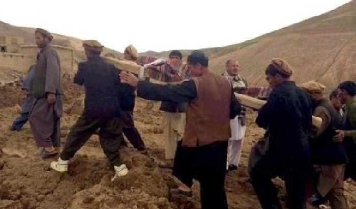 Drammatica frana in Afghanistan: le vittime potrebbero essere 2.100