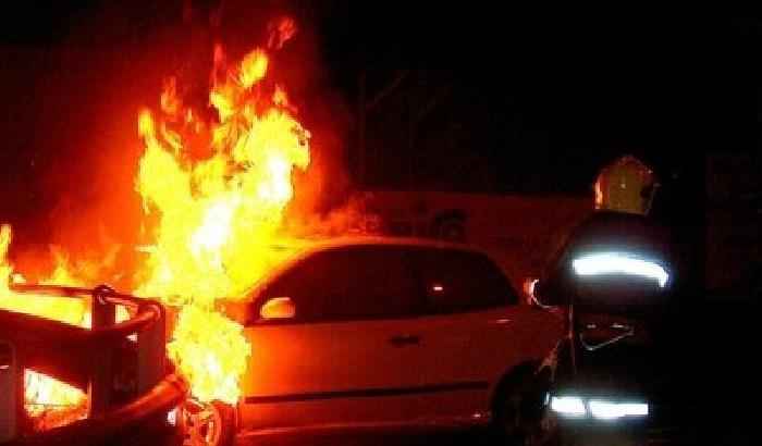 00E21D-NEWS_116030 Stalker brucia auto sotto casa della ex, arrestato