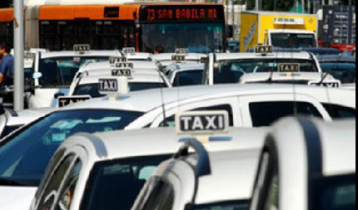 Continua la protesta dei tassisti: caos a Milano