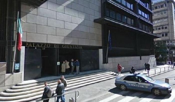 Fanno sesso in tribunale: il giudice sospende l'udienza