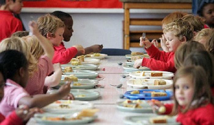 Pomezia a 5 stelle: bambini poveri a mensa senza dolce