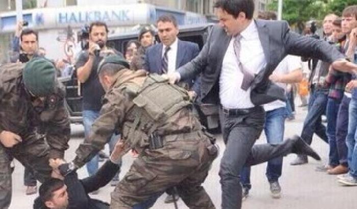 Calci e pugni a un manifestante: silurato consigliere di Erdogan