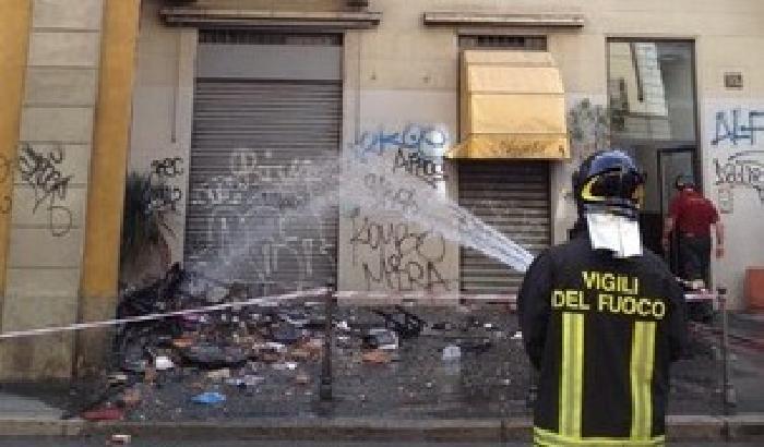 Fiamme in una palazzina in centro a Milano