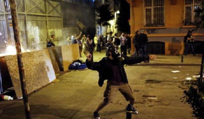 Battaglia in piazza Taksim: cariche, feriti, arresti