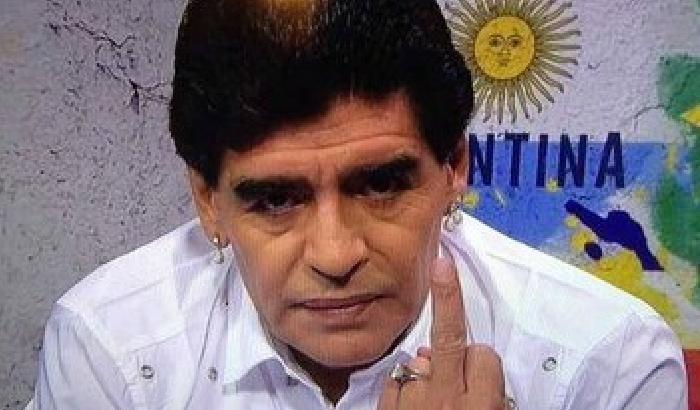 Io gufo? Maradona replica a Grondona e alza il dito medio