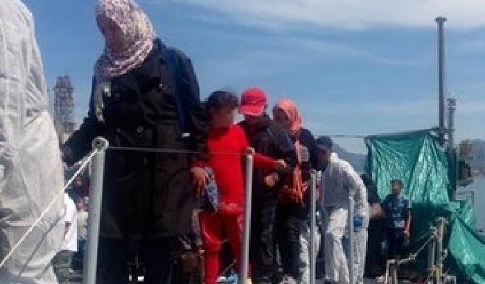 Sbarchi in Sicilia: mancano vestiti e scarpe per i migranti