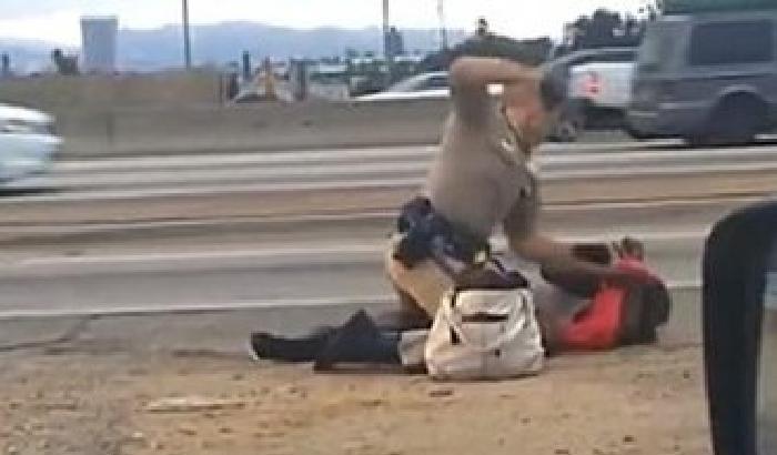 Poliziotto massacra di pugni una donna: il video fa il giro del web