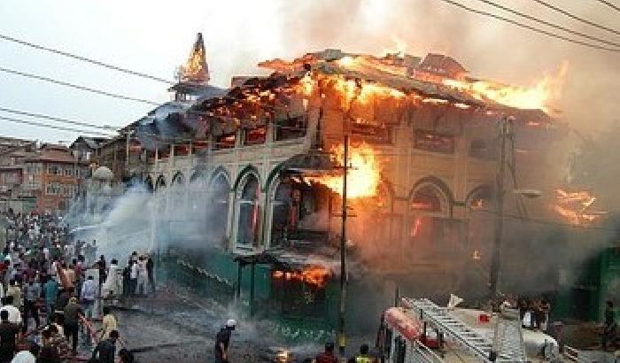 Turchia: moschea incendiata a Istanbul