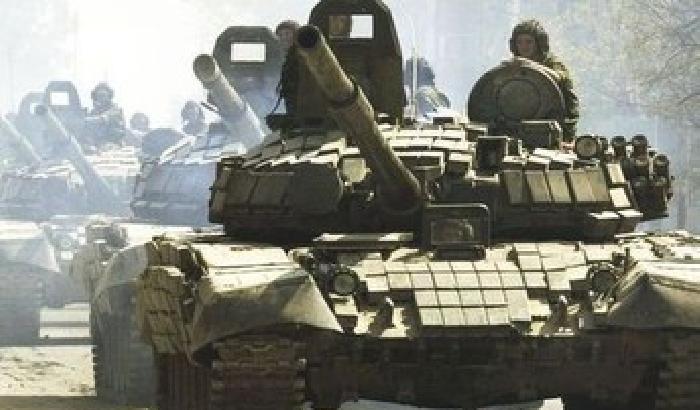 I carri armati di Kiev a Lugansk: si combatte