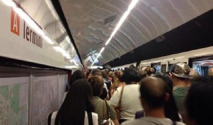Roma: un tubo crolla sul treno in corsa, interrotta la metro A