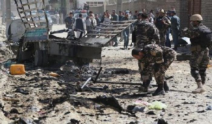 Kabul: i talebani attaccano l'aeroporto