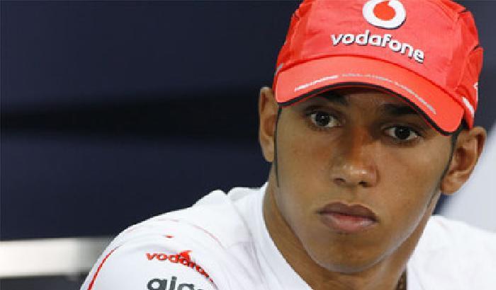F1, schianto violento per Hamilton: sta bene
