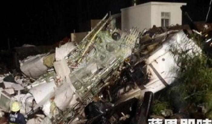 Taiwan, aereo si schianta per il tifone: 51 morti