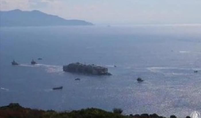 00ED77-NEWS_123309 La Costa Concordia viaggia verso Genova