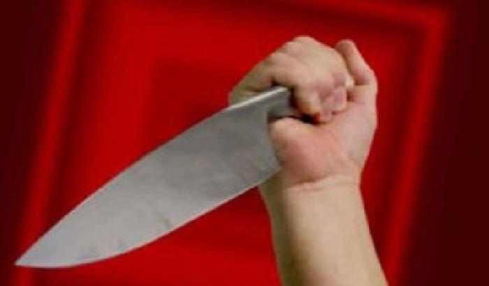 Uccide la madre dopo una lite e veglia il cadavere tutta la notte