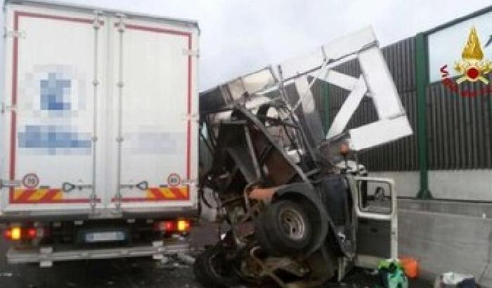 Un camion travolge tre operai a Mestre: 2 morti e 1 ferito