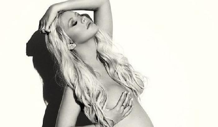 Christina Aguilera posa nuda al nono mese di gravidanza