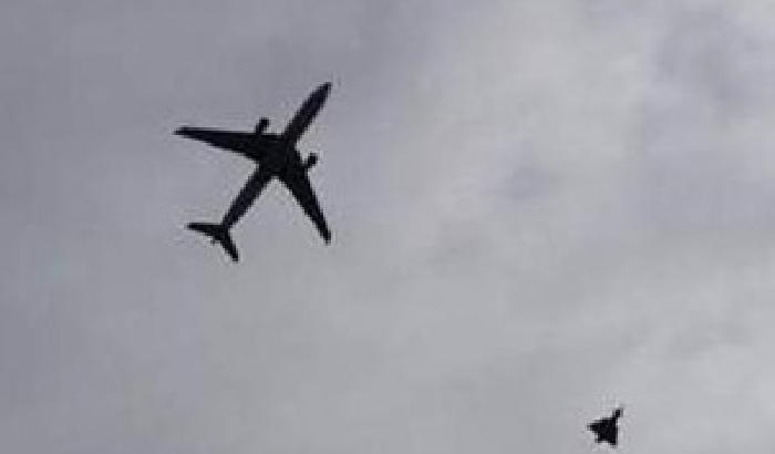 00EF20-NEWS_124219 Falso pacco sospetto a bordo di un volo: arrestato un uomo