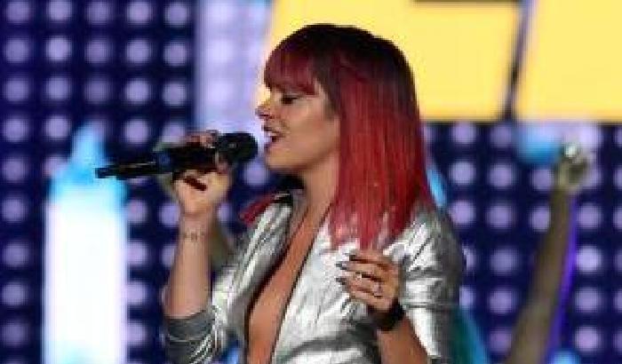 Incidente hot per Lily Allen: a seno nudo al concerto di New York