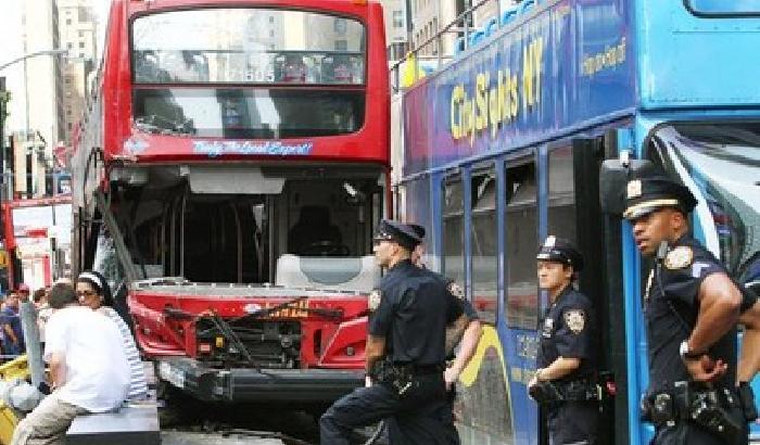 Manhattan: 14 feriti nello scontro tra due autobus