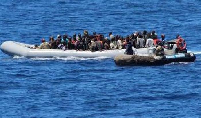 Agrigento: lo sbarco dei migranti ripreso dallo smartphone