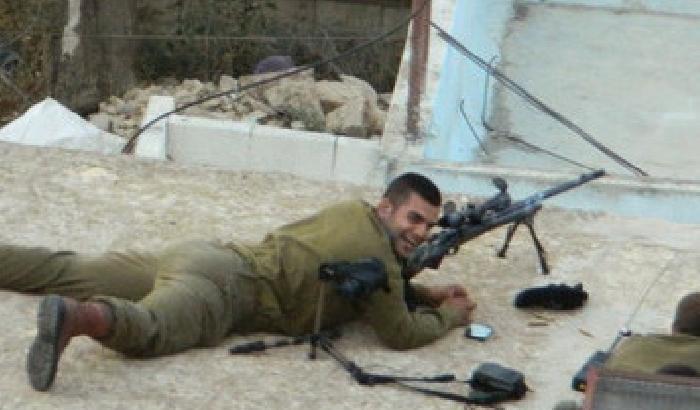 Soldati israeliani sparano ad un 18enne e poi festeggiano