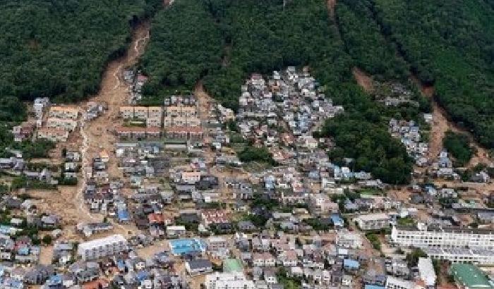 Maltempo in Giappone, frane a Hiroshima: si cercano i dispersi