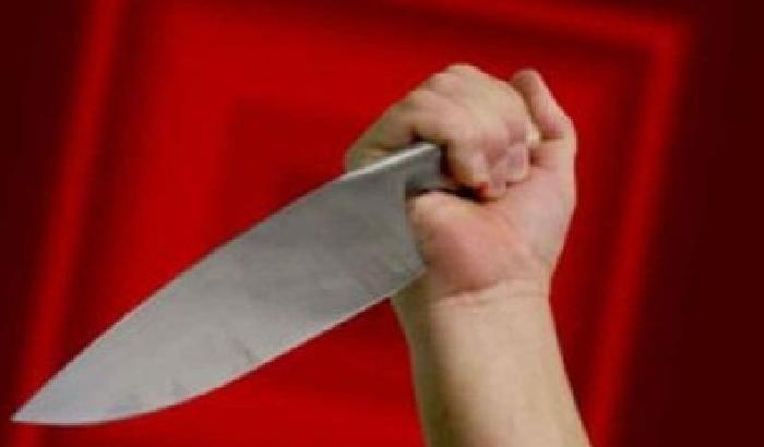 Padre accoltella le figlie: morta la 12 enne, grave la sorella