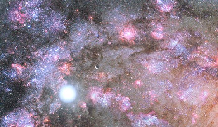 La spettacolare nascita di una galassia mastodontica