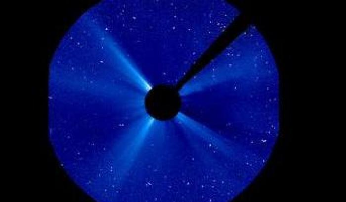 Un'eruzione di massa coronale risalente al 20 gennaio 2005. Vicino alla Terra ha generato una tempesta solare. Crediti: ESA/NASA/SOHO