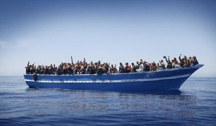 Naufraga un barcone in Libia: 200 dispersi