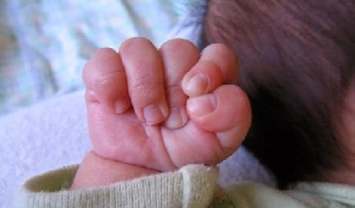 Il padre scuote forte il neonato che piange: emorragia cerebrale