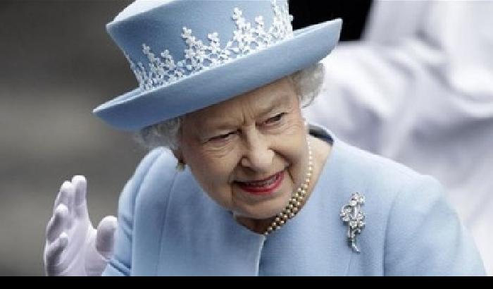 La 'cancel culture' colpisce anche la regina Elisabetta II: via un suo ritratto dal college di Oscar Wilde
